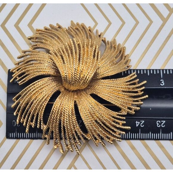Monet Brooch Pin 1960s Gold Tone Cordelia Sunburst Vintage Book Piece Retro - Picture 6 of 6
